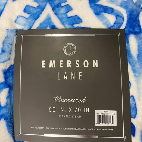Emerson Lane Blue & White 50” X 70” Oversized Throw. - Picture 3 of 5